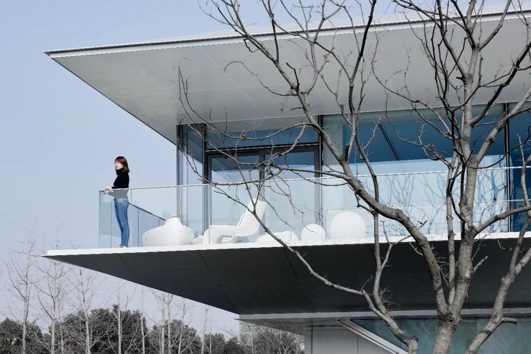 采用氧化鋁幕墻，保證陽(yáng)臺(tái)穩(wěn)固無(wú)憂