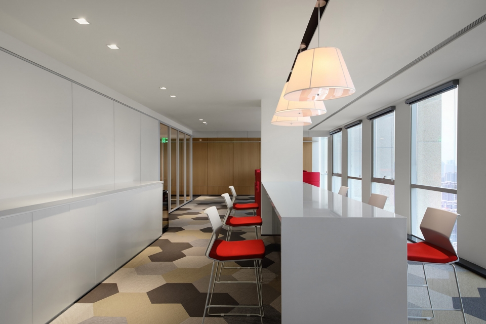 鈦銀氧化鋁應用于廚房家具行業(yè)的優(yōu)勢