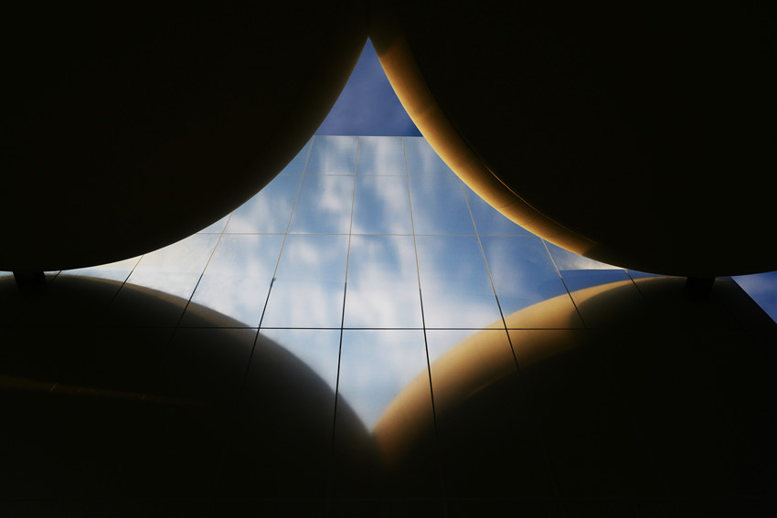 采用鏡面鋁做屏風更顯時尚大氣