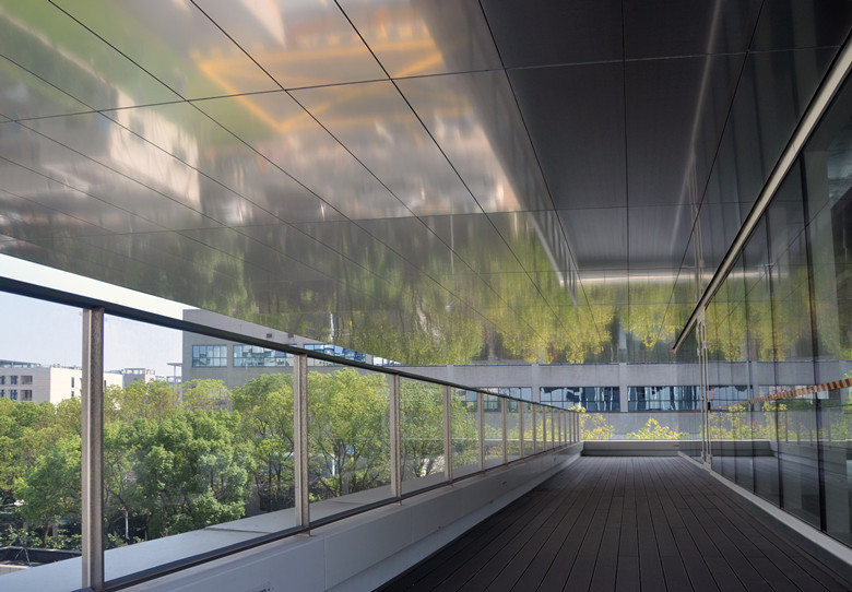 采用氧化鋁單板做室內(nèi)吊頂，好看又耐用